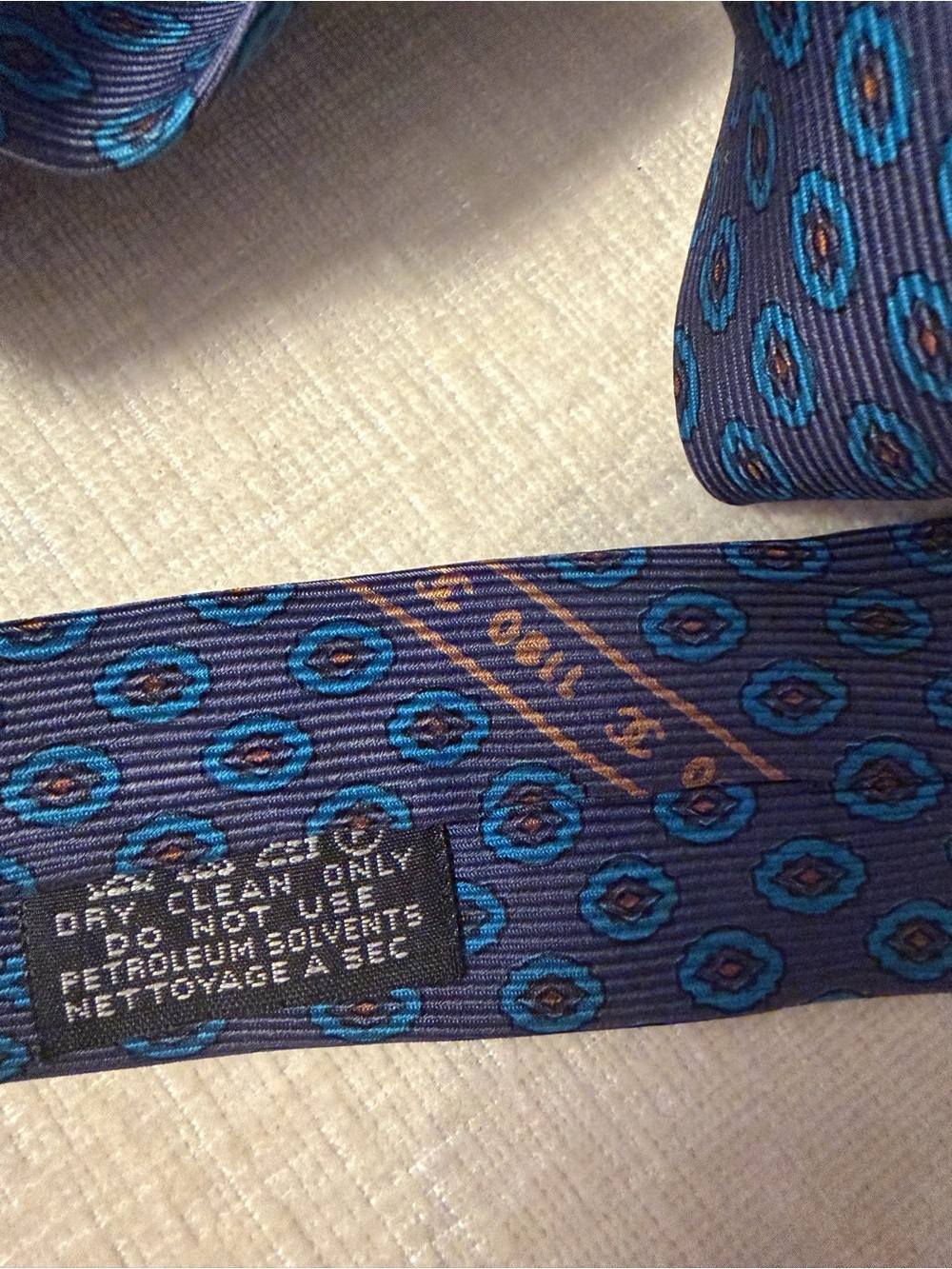 CHANEL Tie with Teal Medallion Pattern - Picture 5 of 6